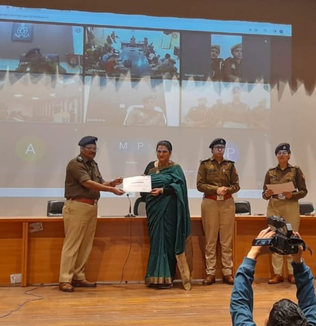 noida police